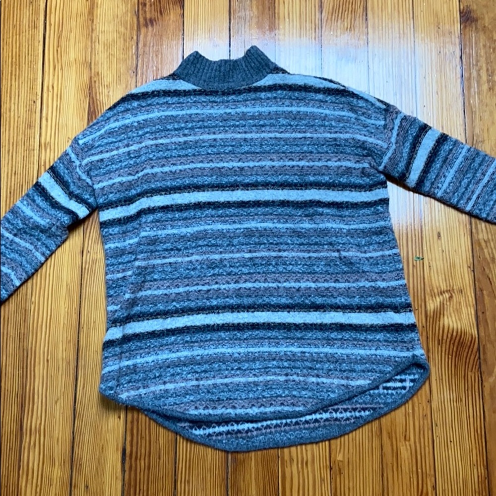 Super soft AE grey striped sweater
